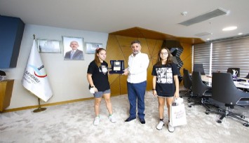 Bayraklı’nın gururu şampiyon yüzücüye Başkan morali