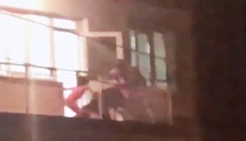 İzmir’de koca dehşeti: Genç kadını çocuklarının gözü önünde böyle darp etti  