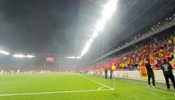 Gürsel Aksel Stadı'nı duman altında bırakan yangın