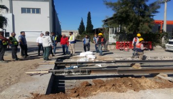 Çiğli’de tramvay inşaatına, AOSB’deki sanayiciler fabrikalarına giremedikleri gerekçesiyle isyan etti