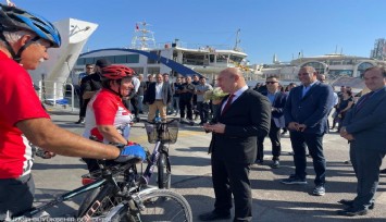 Başkan Soyer’den 350 bininci bisikletli yolcuya sürpriz