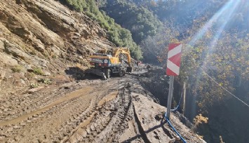 İzmir'de aşırı yağış sonrası oluşan heyelan yolu kapattı