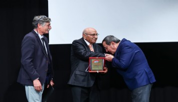 Öğretmenler Günü’nde Konak’ta büyük onur