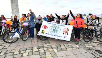 <strong>İzmirli kadınlar şiddete karşı farkındalık için pedal çevirdi</strong>