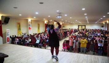 Bayraklı Belediyesi’nin Tiyatro Festivali’ne yoğun ilgi