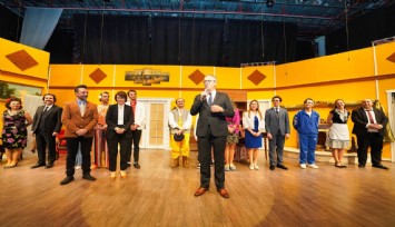 Sahne Tozu Tiyatrosu, “Sosyal Market”e destek için sahneye çıktı