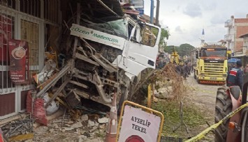 İzmir'de kamyon ortalığı savaş alanına çevirdi: Belediye otobüsüne, traktöre, ticari araca çarptı, markete girdi