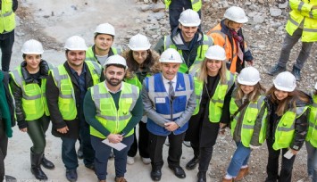 Başkan Soyer İzmir’in yeni metrosunda üniversite öğrencileriyle buluştu