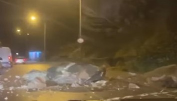Altınyol Caddesi'ne yağış nedeniyle kayalar düştü