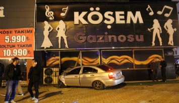 Ehliyetsiz sürücünün çarptığı araç gazinoya girdi: 5 yaralı