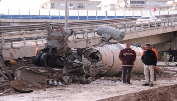 İzmir’de feci kaza: Beton mikseri viyadükten uçtu,  can kaybı var
