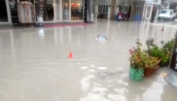 Yarım saat yağmur yağdı, iş yerlerini su bastı