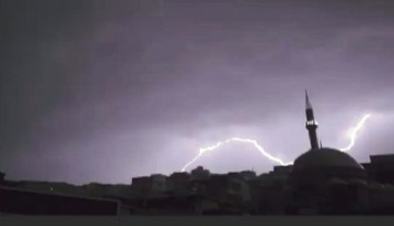 İzmir’de şimşekler görsel şölen oluşturdu