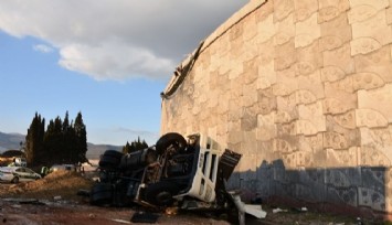 İzmir'de korkunç kaza: Kamyonla 20 metreden düşen sürücü yaşamını yitirdi