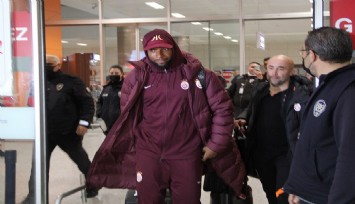 Galatasaray,  olumsuz hava şartları nedeniyle İstanbul yerine İzmir’e indi