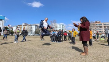 Gaziemir’de nesiller, sokak oyunlarında buluştu