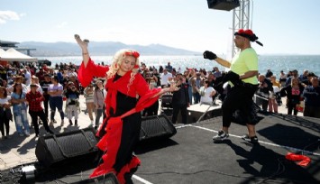 Dünya Roman Günü’ne Konak’ta renkli kutlama