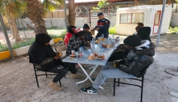 Yunan unsurların ittiği aç ve susuz kalan düzensiz göçmenleri Türk Jandarması kurtardı