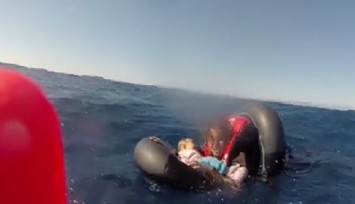 İzmir'de film gibi göçmen operasyonu: Kucağında çocuğuyla kurtarıldı