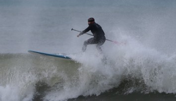 İzmir’de sörf yapan Fransız Turist kayalıklara çarparak ağır yaralandı