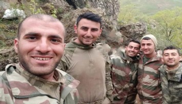 Şehit askerlerin 5'inin aynı karede yer aldığı fotoğraf yürekleri burktu