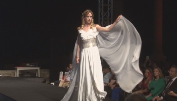 İzmir'de 'tarihi' defile