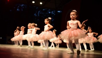 Bornova Belediyesinin kurslarında öğrendikleriyle alkışları topladılar