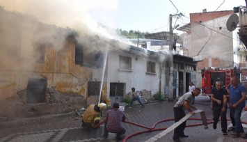 Metruk evde çıkan yangın yan binaya sıçradı