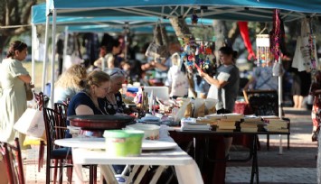 Narlıdere’de gece pazarı kapılarını açtı