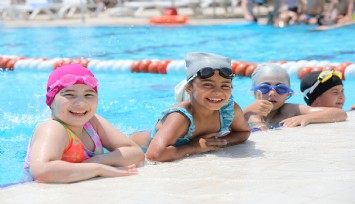 Haydi çocuklar Bayraklı havuzuna