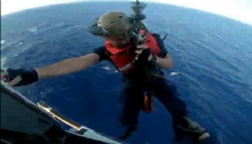 İzmir’de açık denizde rahatsızlanan balıkçıya nefes kesen kurtarma operasyonu