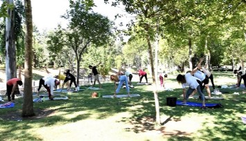 Bornova’da açık havada yoga