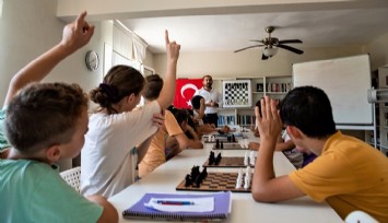 Bornova Belediyesinden köylerde çocuklara satranç eğitimi