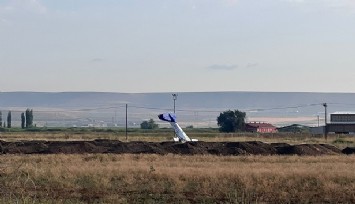 Afyonkarahisar’da zorunlu iniş yapan eğitim uçağının bir kısmının hayvan sulama kanalının içine düştü