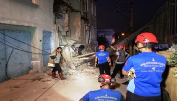 Üç katlı binanın duvarı sokağa çöktü, o anda kimsenin olmaması faciayı önledi