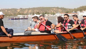 Bayraklı denize açıldı: Başkan Sandal kanoya bindi, kürek çekti