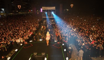 İzmirliler 2023’e Gülşen konseriyle girdi