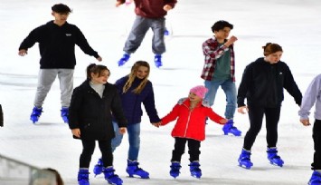 <strong>İzmir’de karneyi alan buz pistine koştu</strong>