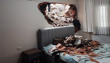 İş makinesi evin duvarını deldi, firma çalışanları işe devam etti  