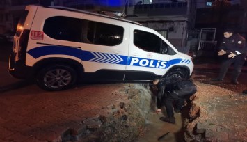 İzmir’i sağanak vurdu: Polis aracı çöken yolun içine düştü