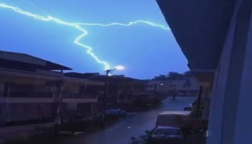 İzmir’de şimşekler geceyi aydınlattı