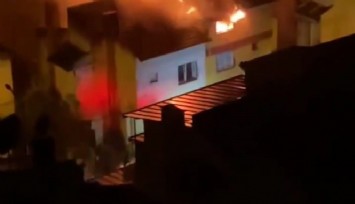 İzmir’de korku dolu anlar: 2 katlı binanın çatısına yıldırım düştü