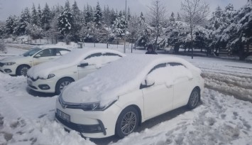 Spil dağı mevsimin ilk karı ile buluştu