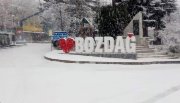 İzmir’in çatısı beyaza büründü