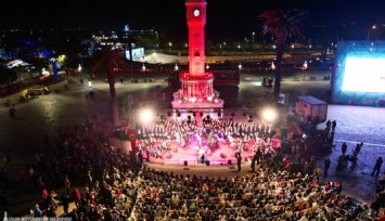 Yıl Cumhuriyet Özel Korosu saat 19.23’te sahne aldı