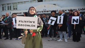 DEÜ’lü 40 ülkeden öğrenci, İsrail katliamlarını protesto etti