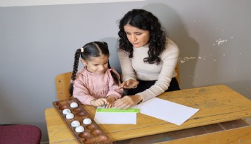 Görme engelli öğretmen, görme engelli minik Fatmanur’un ışığı oldu