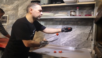 Kıyma makinesinde elini kaybetti, kendine demirden el yaptı