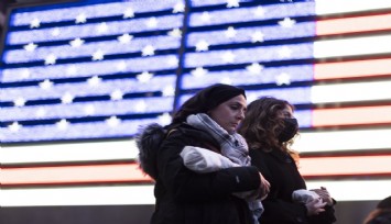 New York'ta yüzlerce kişi ellerinde kefenli bebek maketleriyle Gazze için yürüdü