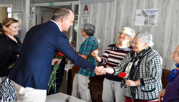 Huzurevinde yeni yıl kutlaması